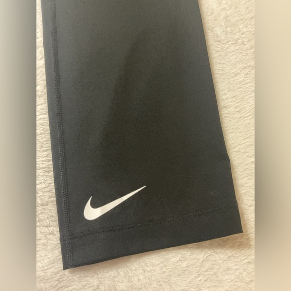 NWT NIKE PRO Women's Training Yoga/Gym/Run Capris-Black SIZE M Mid-Rise - Picture 9 of 9